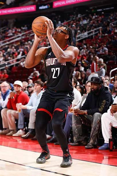 其实火箭在这段时间还是可以稍微用一下以赛亚-克劳福德的。克劳福德看起来是可以顶替