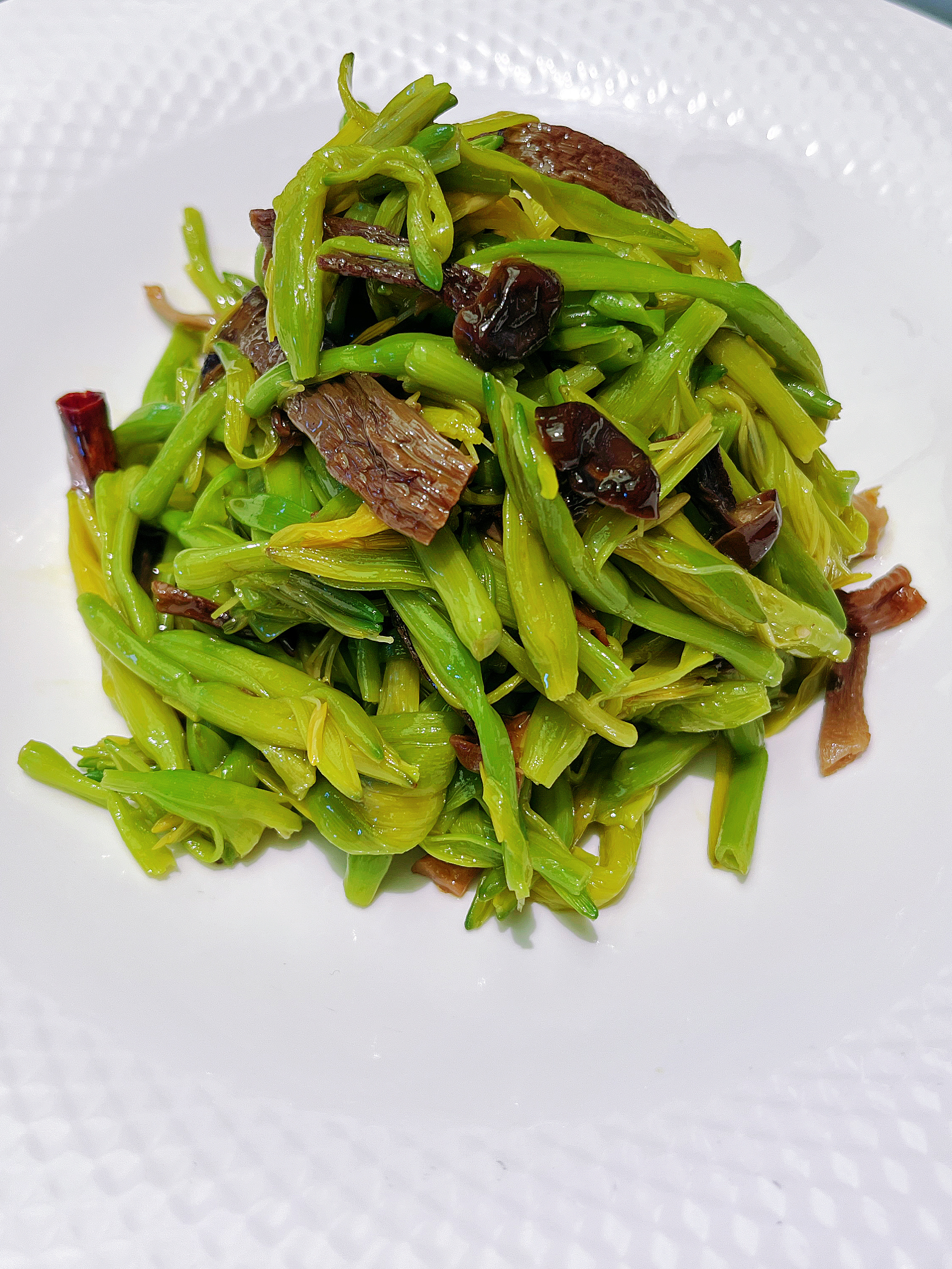 弥补上次来太原什么都没吃……点了几个非遗菜……嗯！第一个，小李烧鸡！第二个，糖醋