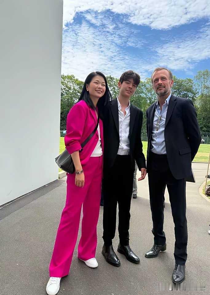 吕燕的爱情真的突破了美得定义，这个外国贵族老公是她主动追求的，也经历了不少付出。