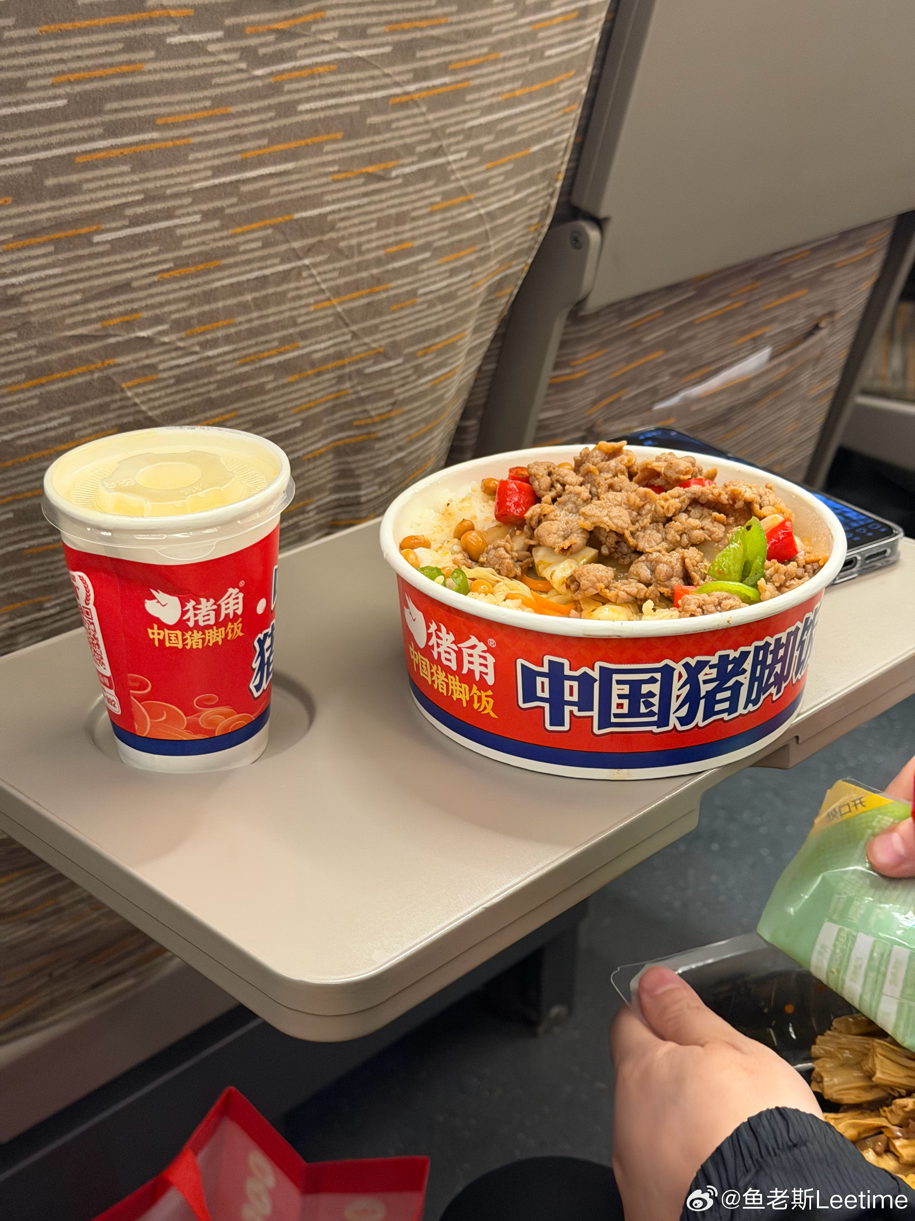 坐高铁去汕头了，隔壁桌的饭也太香了吧...