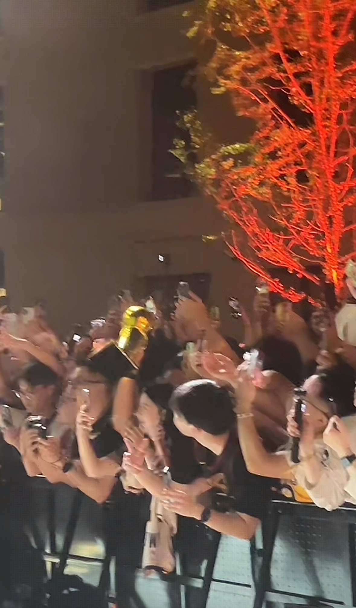 不是哥们，你咋把总冠军奖杯都带来了哈哈哈哈哈哈哈哈[笑cry][笑cry][笑c
