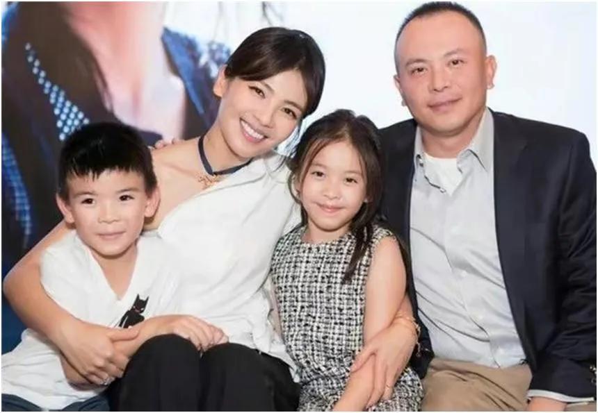 演员刘涛幸福的一家四口，儿子像老公，女儿像老公，要是两个孩子都像她岂不是更完美…