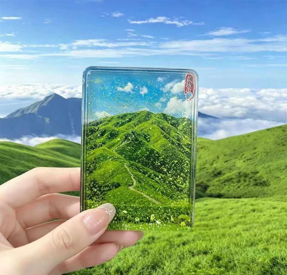 冰箱贴成了我家社交密码
朋友一进门，视线就黏在冰箱上。
插画风的武功山风景，配上