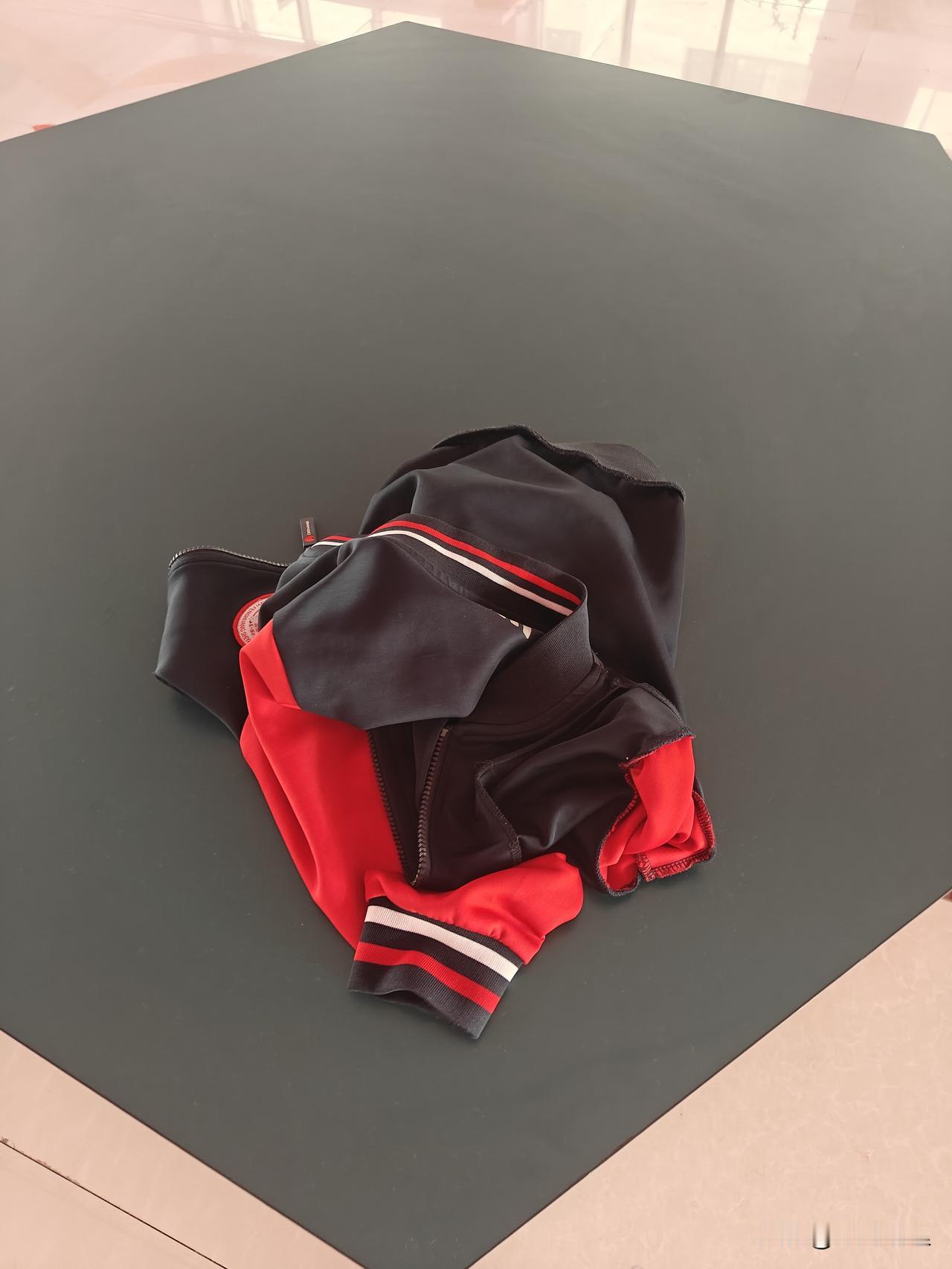 小孩的校服丢了也不知道找找！
每次上完体育课基本上都有粗心的孩子，把校服忘到操场
