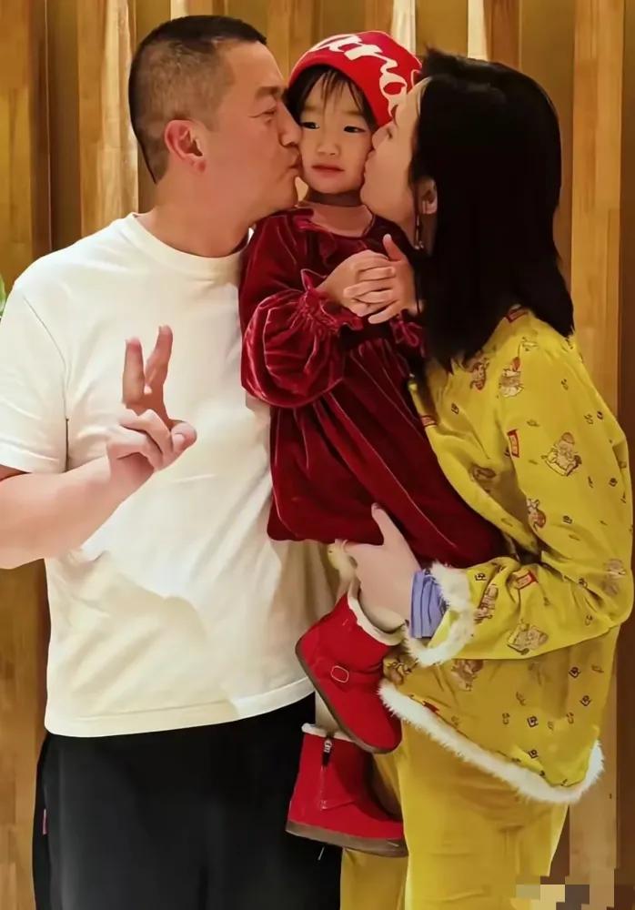 李亚鹏老婆秀恩爱了，3岁女儿被爸爸妈妈抱在中间亲吻！ ​​他川字纹好重，老婆神似