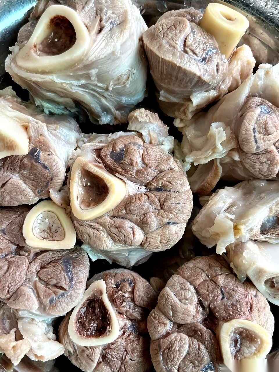 每次看到这种“12天瘦10斤”的帖子，我都想笑。
就好像有人在你耳边念咒，告诉你