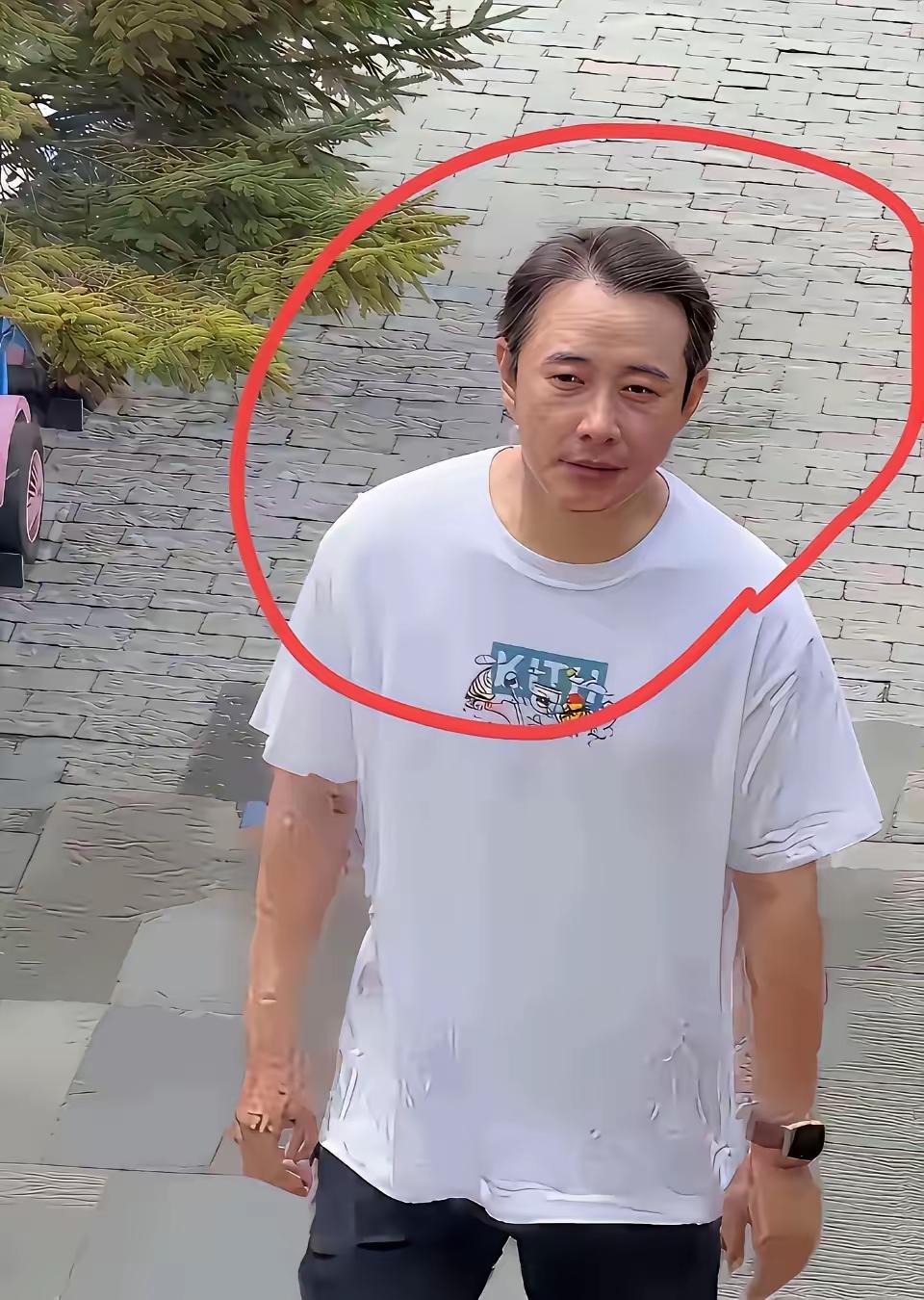 他才40多岁的模样，怎么回事，一下子变成了油腻大叔是模样
你们认识吗？
他以前的