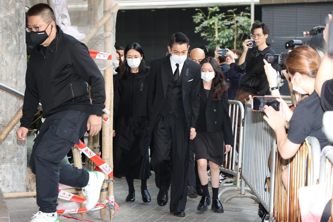 刘德华和女儿去殡仪馆送别父亲刘礼，期间有记者问他们可否转身过来给大家拍照，他们并