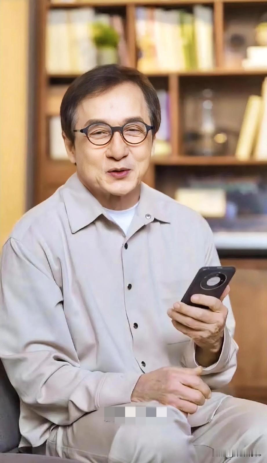 71岁的成龙大哥又带来了特别的正能量！

他近几日很坦荡的说自己有“ADHD（注