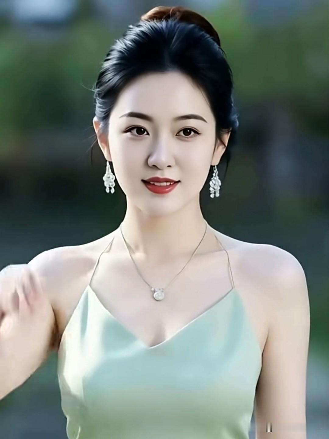 周涛在荧幕前以端庄大气的台风站稳舞台，用专业素养与从容气度，成为几代观众心中的经