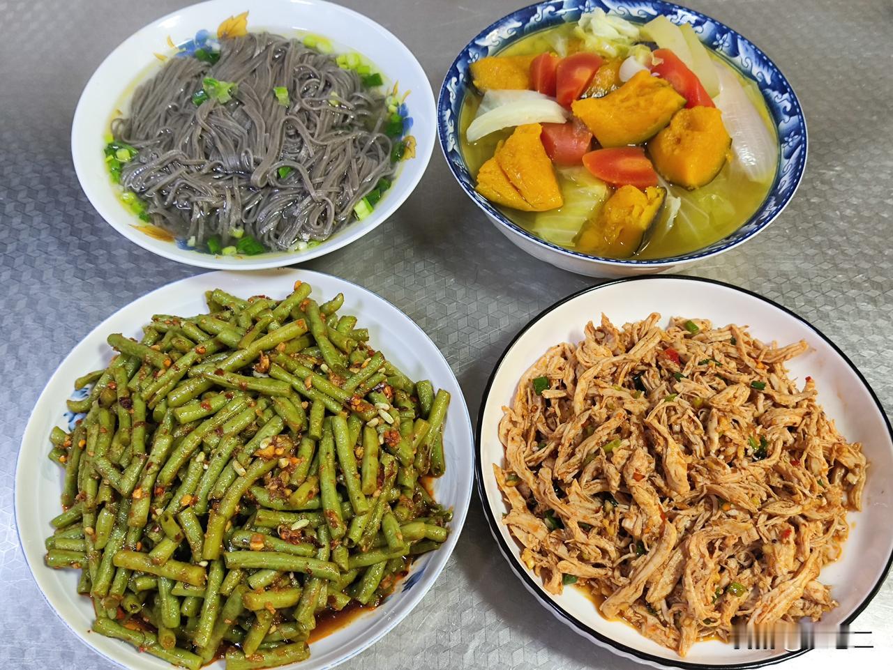 五月十六日午餐，我做了两菜一汤一主食，第一道凉拌长豇豆，第二道凉拌鸡胸肉，汤是蔬