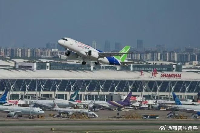 【C919高原型首架机完成首飞】7月29日，C919高原型首架机在上海浦东国际机