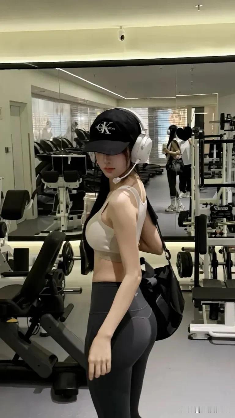 周末躺平与自救：昏睡、追剧、红烧牛腩、健身房四件套🛋️💪

昨天周六
姐睡了