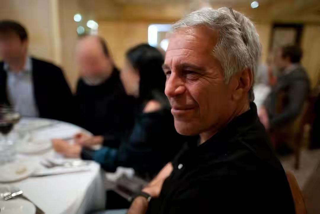 发现好多人学到一个词就到处乱用，居然说爱泼斯坦是白手套。知道“白手套”是什么意思