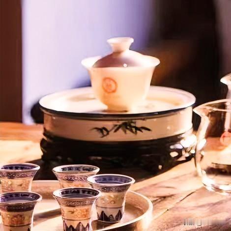 五言排律《茶隐吟》
茶烟袅袅起，叶舞若云嬉。
喧市终归寂，浓华总化虚。
幽篁听泉