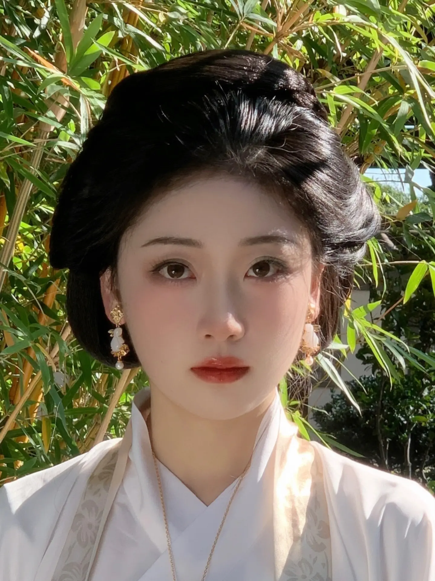 垆边人似月，皓腕凝霜雪。