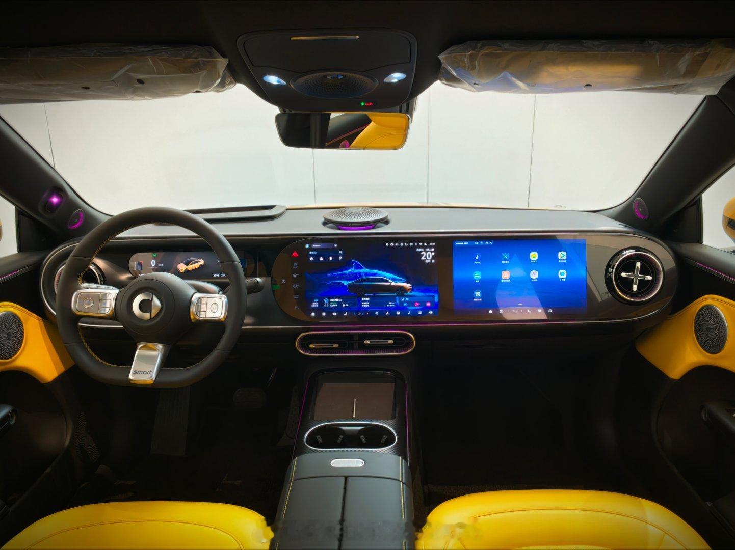 smatr 品牌之夜亮相了精灵 6 号，smart 品牌第一款轿车，这个外观内饰