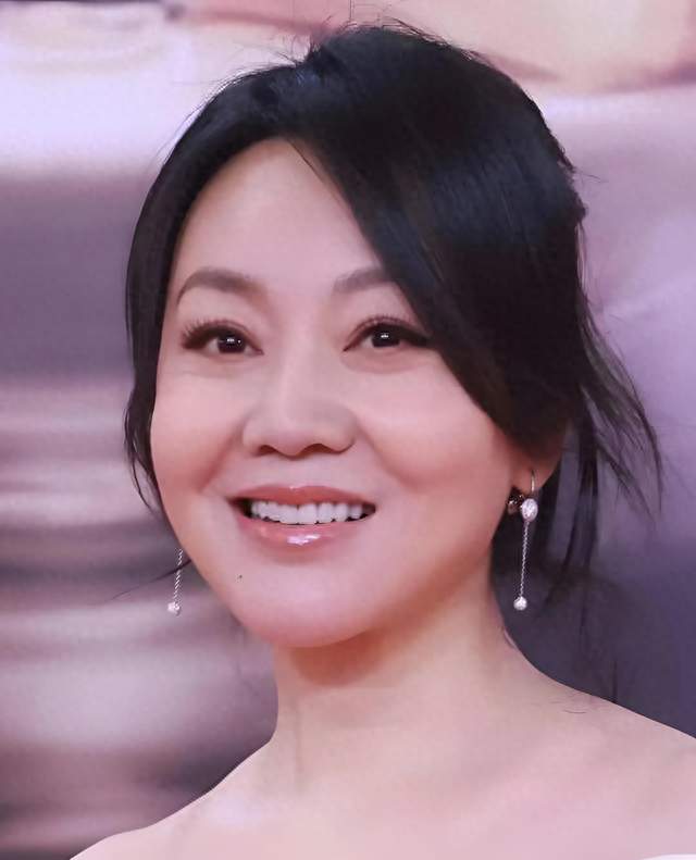 55岁闫妮事业封神感情留白，主动追爱超坦荡，择偶态度格外清醒