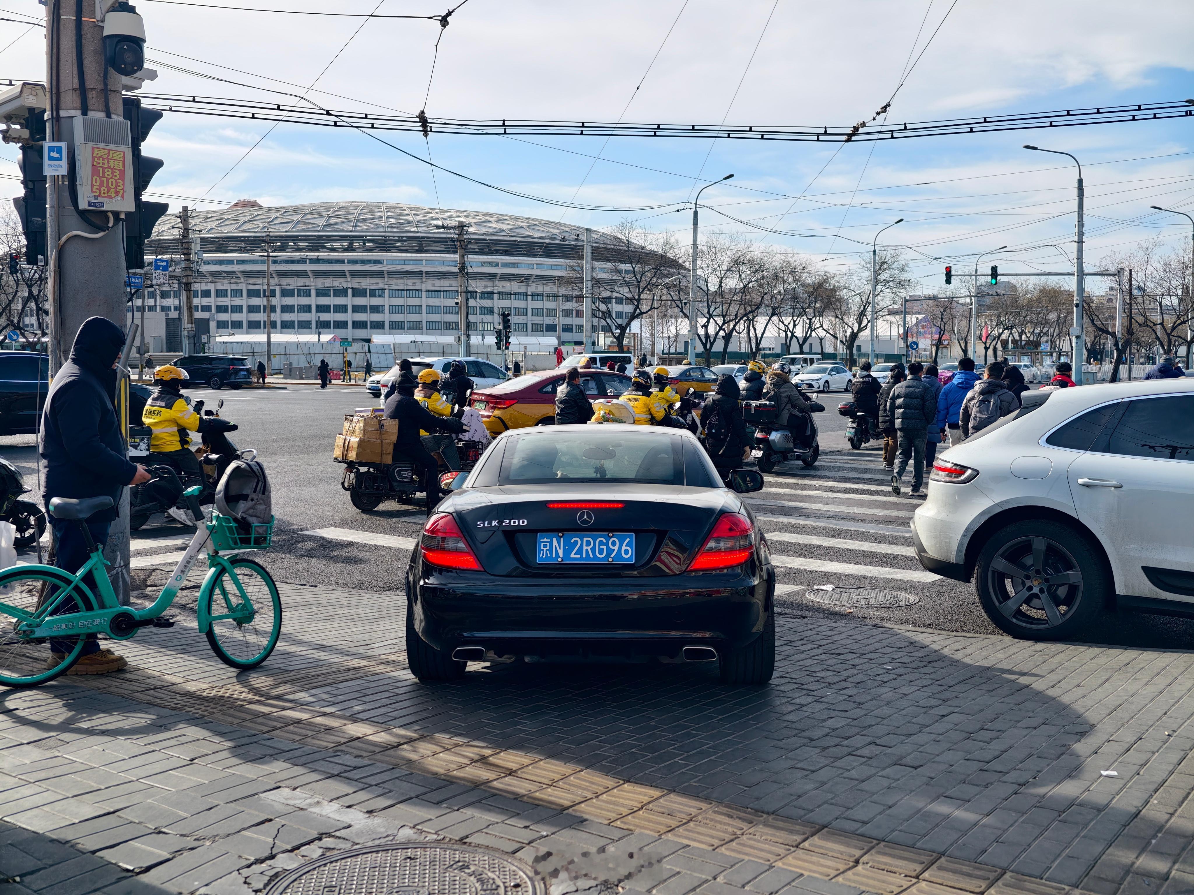 偶遇一台依然帅气的SLK想想前阵子Z4的停产，和卖不太动的718…Roadste