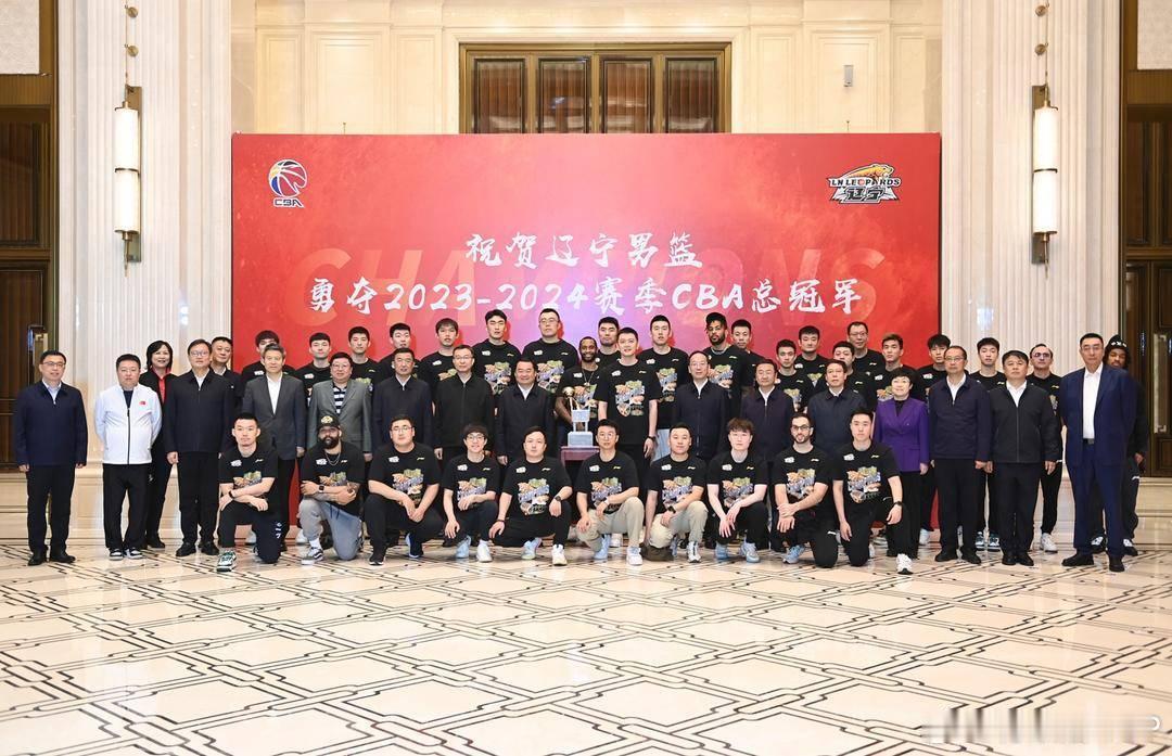 辽篮夺冠的首要秘诀被归功于独具特色的“混合体制”运营模式，而当年首钢四年三冠的秘