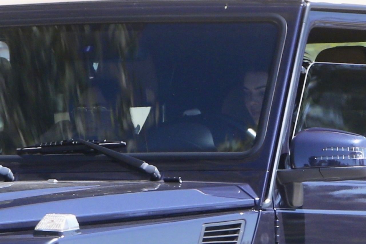 肯豆Kendall Jenner在比佛利山庄驾驶着她的一辆海军蓝色的奔驰 G 级