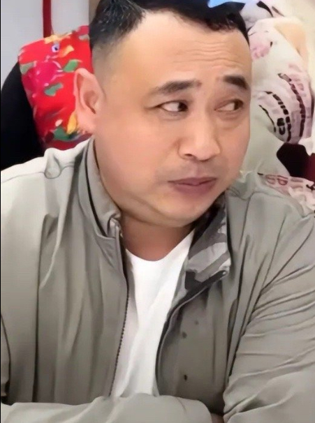 #小英家的牛 雨姐家的狗# 网友辣评：雨姐不是带走她家一条狗了吗？[允悲]像吗烙