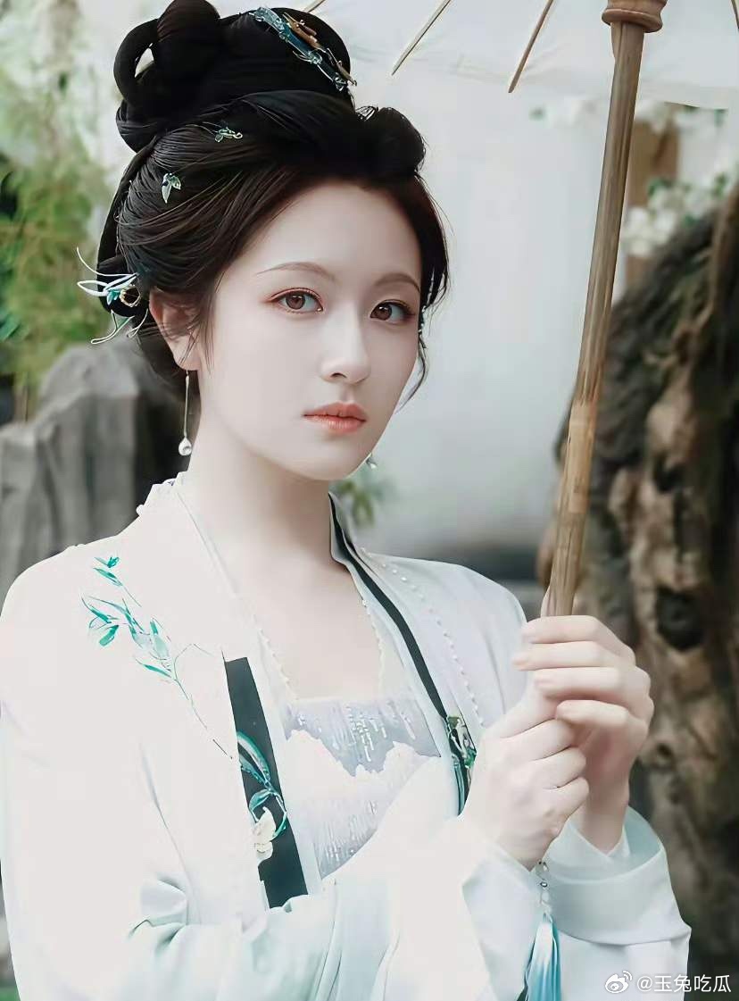 李兰迪瘦了好多要说最有争议的女明星，应该是一直没有找对方向的李兰迪，胖瘦都不行。