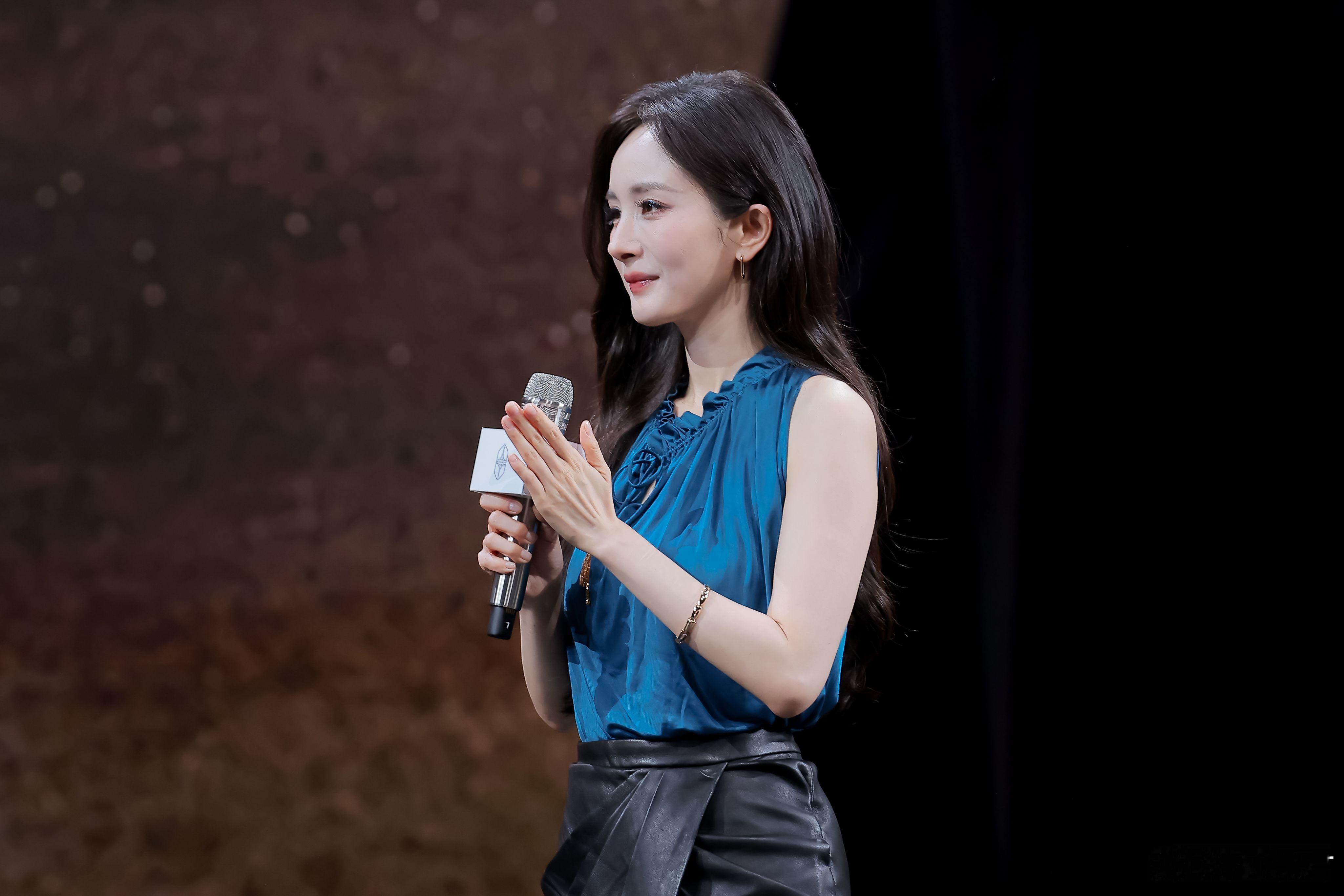 杨幂沈腾外甥女二舅再合体 “外甥女二舅”再度同框！杨幂沈腾合体亮相享界G9发布会