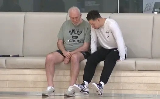 ❤️波波维奇现身马刺训练馆，与文班尚帕尼米奇沟通交流圣安东尼奥马刺NBA吐槽大会