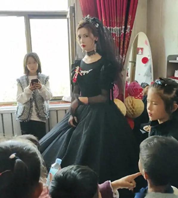 你能接受吗？甘肃一新娘穿黑色婚纱举行婚礼，网友：新郎压力山大 ​​​