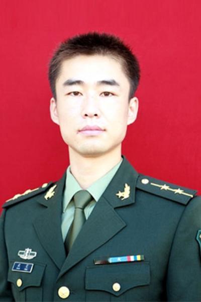 2012年山东一名军人请假回家后迟迟未归队，上级领导打电话询问时，接电话的三岁女
