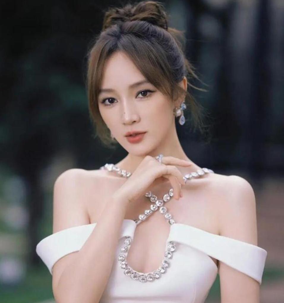 36岁孟佳近况曝光！与富豪男友分手已经6年，如今还单身让人唏嘘
娱乐