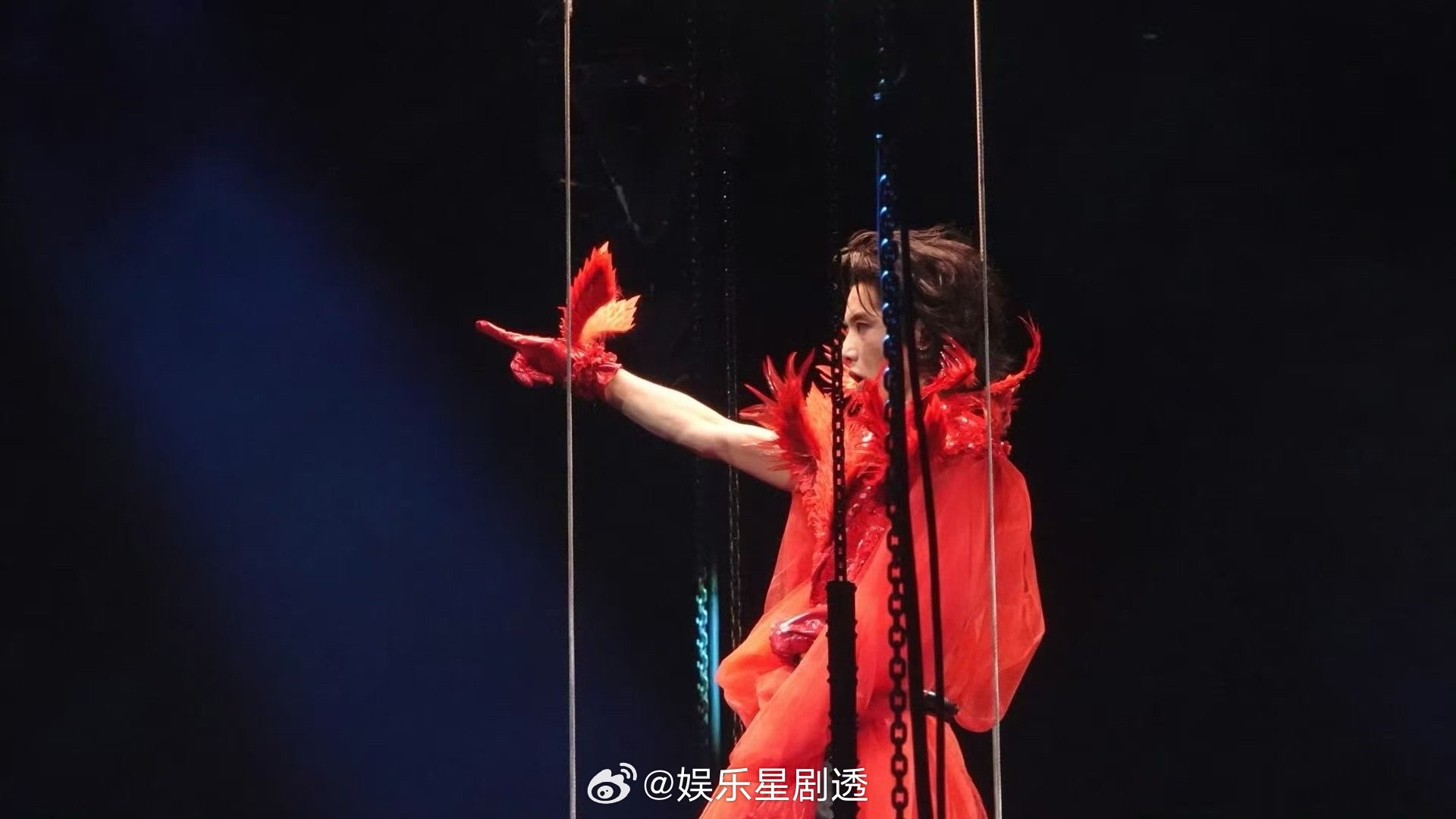 华晨宇凤凰涅槃战袍 华晨宇今晚的造型真的太帅！红色羽毛与披风的设计让他像凤凰一般