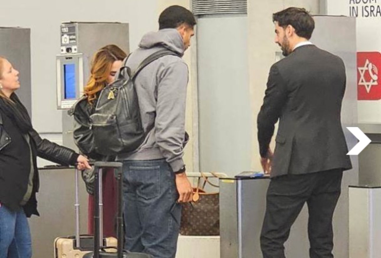 前往耶稣撒冷接受信仰理疗的阿劳霍，登上飞机✈️预计他今年不会回归。巴萨2比1法兰