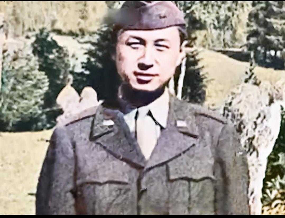 1945年 ，钱学森做为美国陆军航空队科学顾问团成员，被美军授予上校军衔，参与了