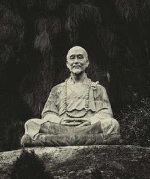 1942年，弘一法师火化时怪声频发，弟子惊恐，赶忙拉出骨灰床，谁料，竟然捡出了1