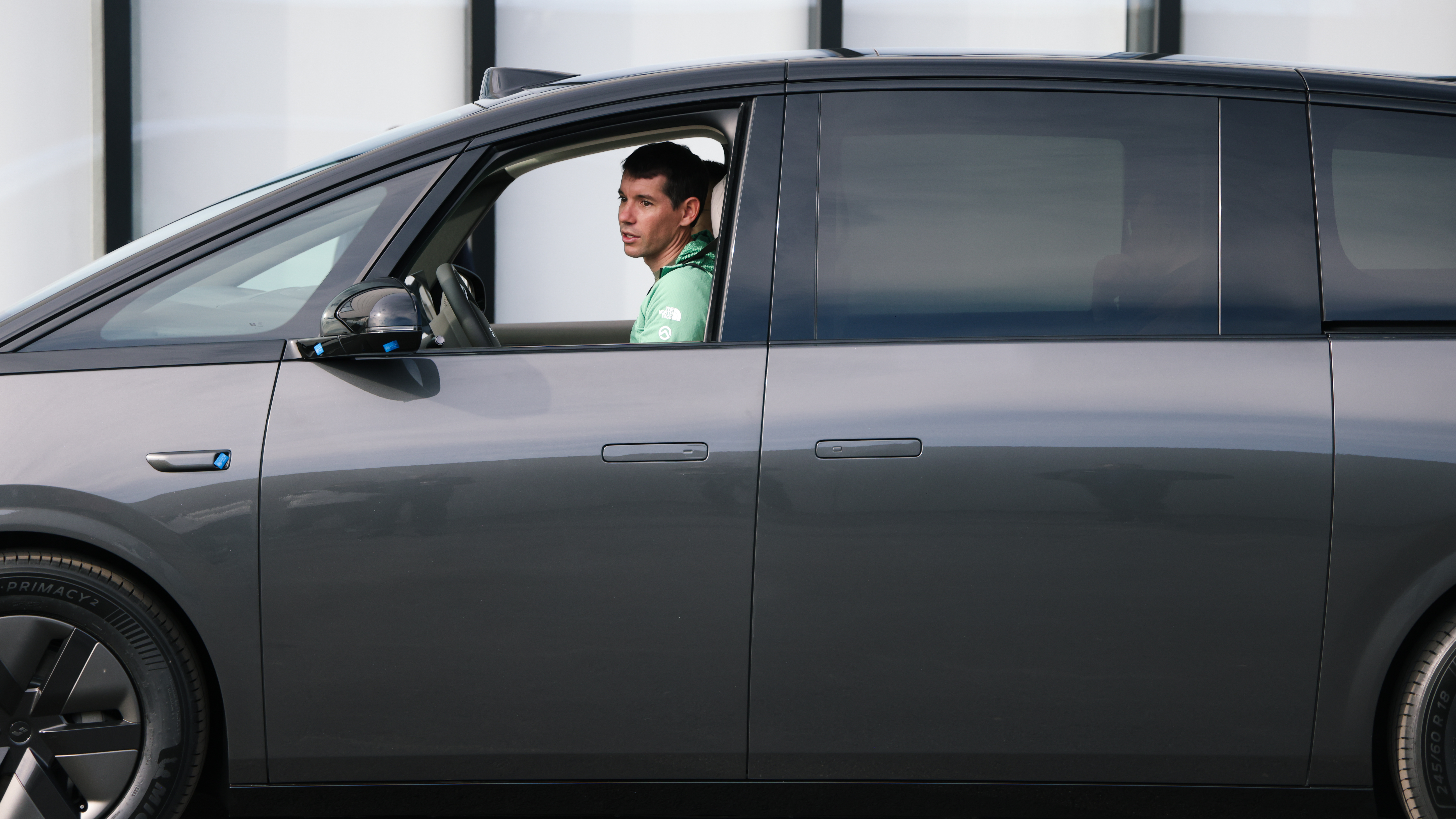 Alex和理想MEGA很搭，因为独特。理想MEGA