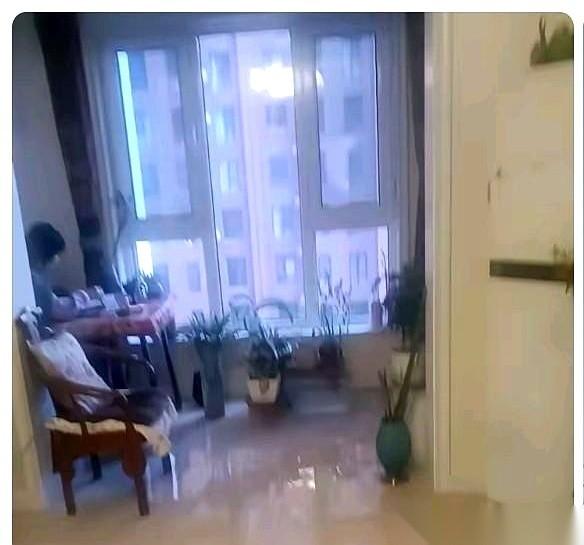 再过个十年八年，你再看看办白事的场面。
估计都冷清得吓人。
灵堂里，除了司仪，可