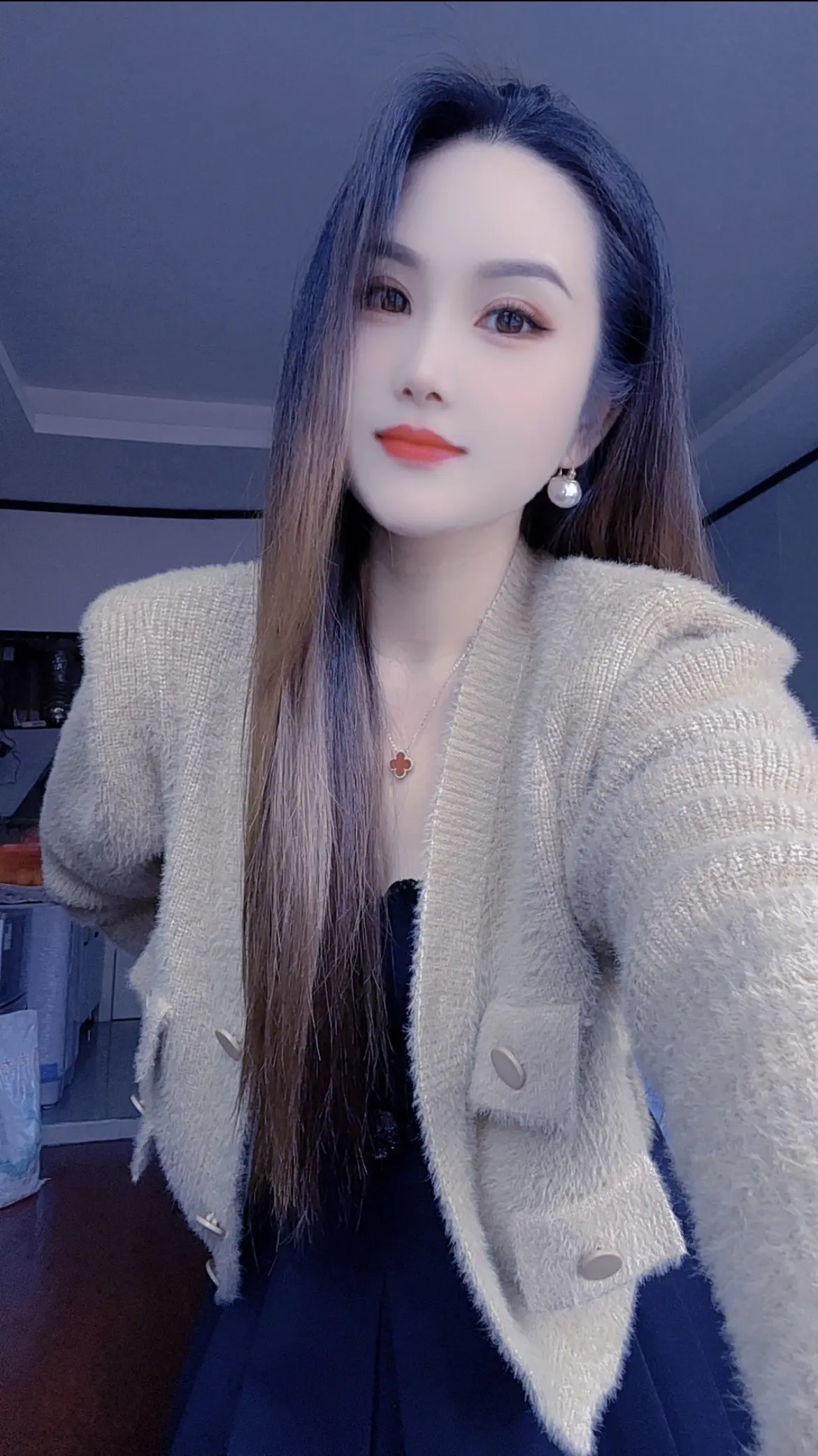 “这年头，最好的避风港，         是自己 别期待谁  也别指望谁……”