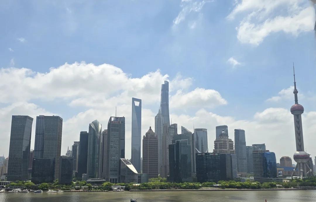 上海难得的好空气
今天虽然也60多但是已经算是近期非常好的一天了，舒舒服服的晒晒