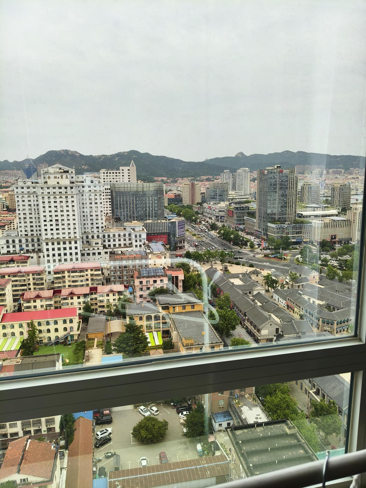 欧洲炎热的同时，威海现在冷的要命，刚出去一圈，穿的短袖T恤简直快冻死。。