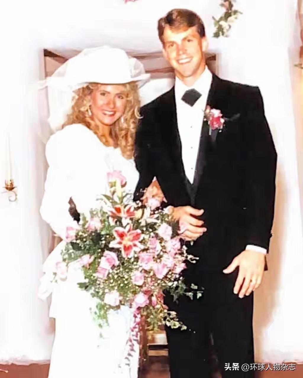 实话实说，美国刚被炒的国土安全女部长性感迷人，长卷发飘飘，身材也不错。她老公帅气