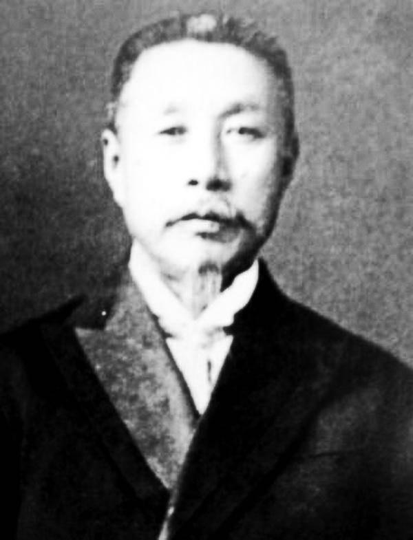 1951年，86岁的张本政被押到刑场枪毙，百姓怒不可遏，烂菜叶和臭鸡蛋齐飞：“一