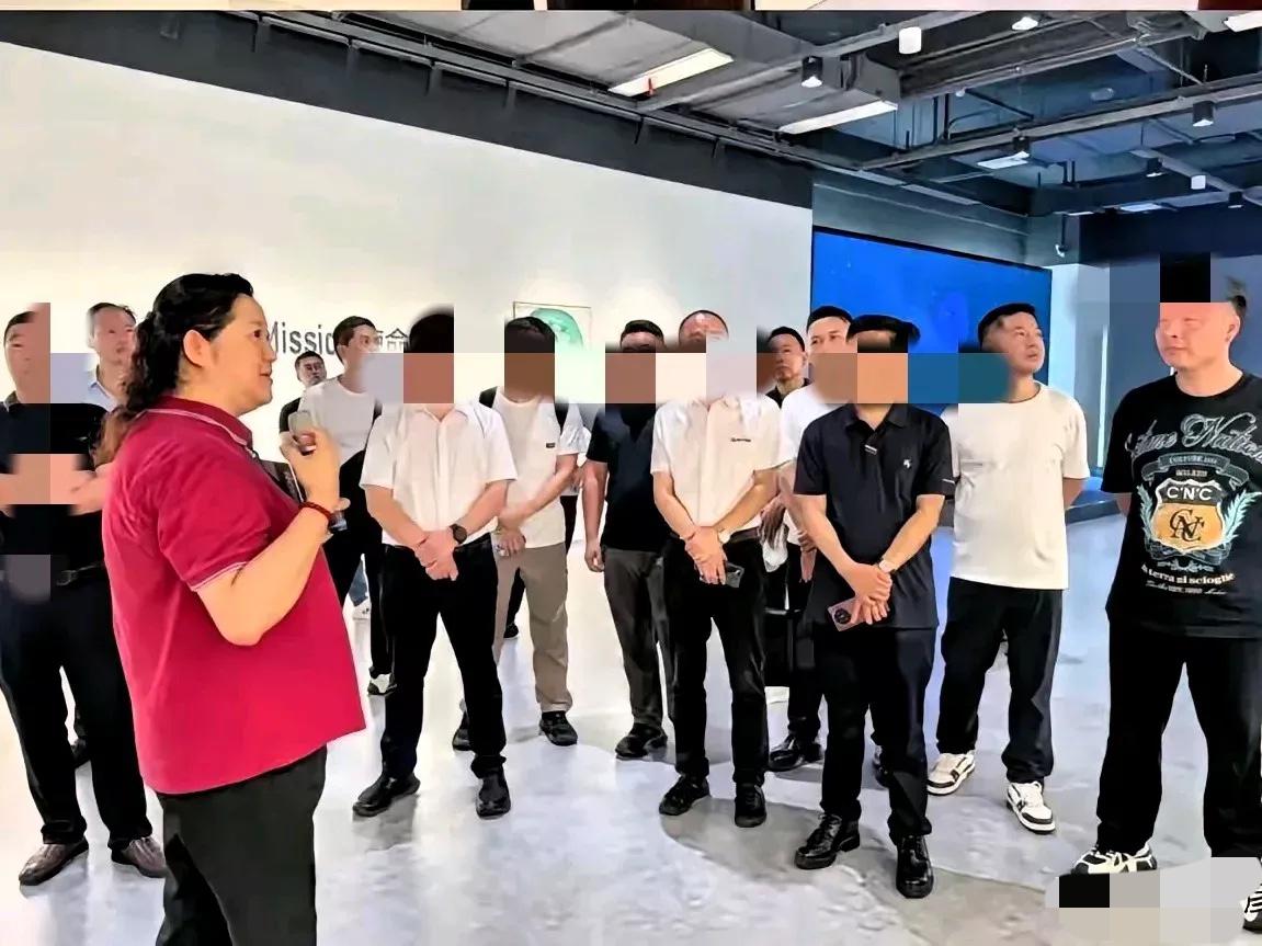 你没想到吧这个胖胖的女人，就是星宇HR的人力总监

当初裁掉那批大学生的时候，她