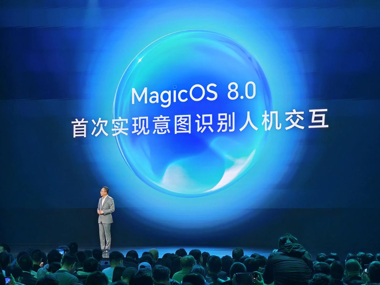 荣耀MagicOS 8.0就是要做以人为中心的交互变革，难怪现在的荣耀手机是越用