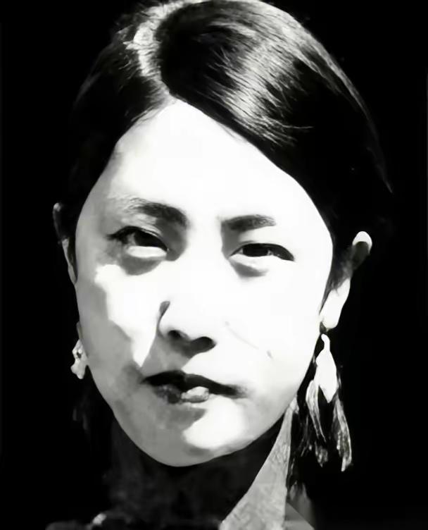 三枪，干掉门口三个哨兵。
 
一脚踹开门，冲进去。
这就是赵伊兰，为杨靖宇将军报