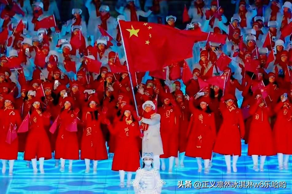 中国代表团在冬奥会的历史表现堪称一部逆袭奋斗史。早期咱们起步晚，成绩不算突出。但