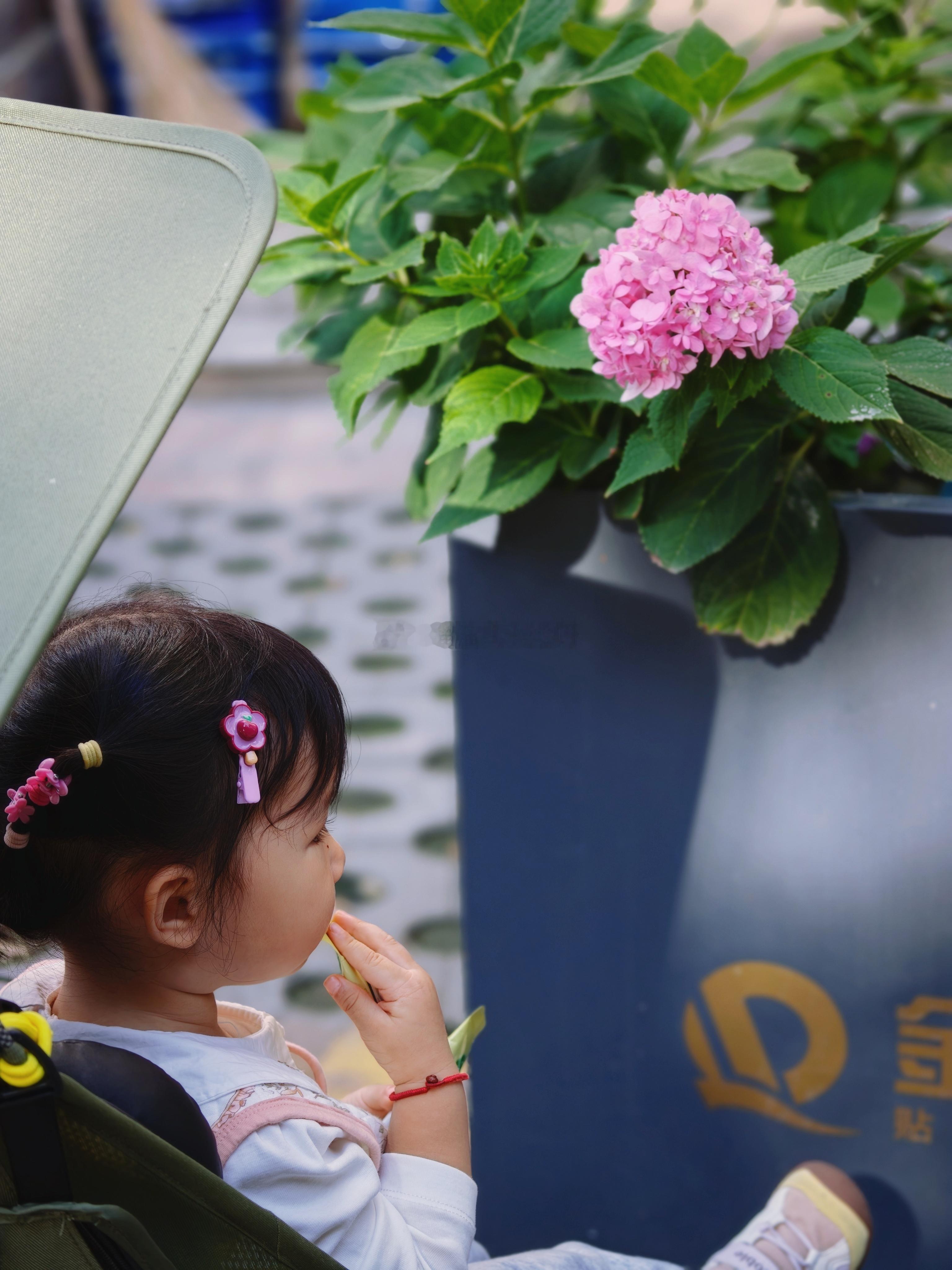 假期愉快呀今天穿什么ootd 不上班就是带娃，娃马上一岁8个月了，也是越来越可爱