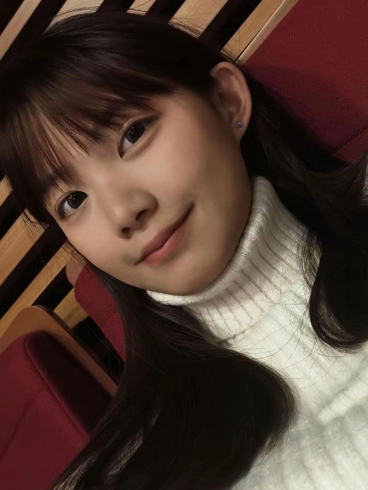 温柔微笑，冬日暖阳下的美好时光