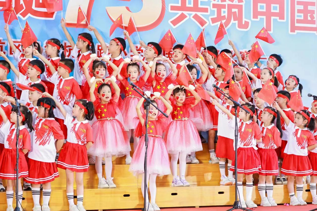 #一人一句迎国庆#
[玫瑰][玫瑰][送自己一朵花][送自己一朵花][比心][比